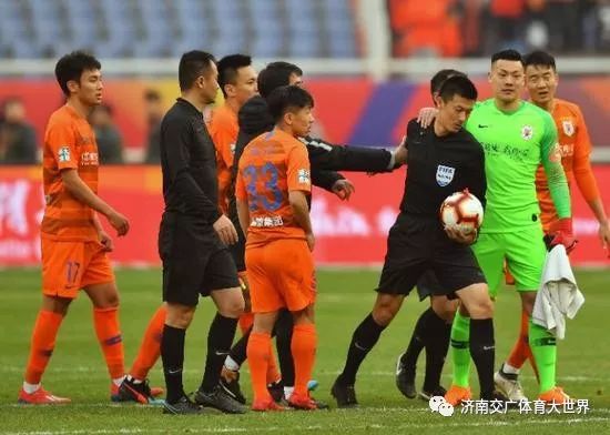  拜仁多特巅峰对决主裁争议判罚引争议  